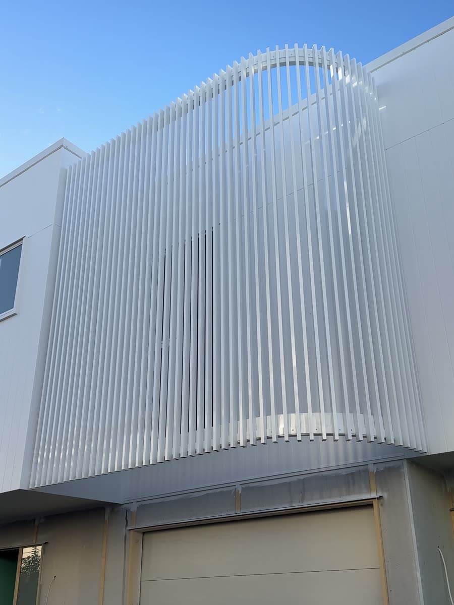 Curved white aluminium batten screen fabricated by K&F Fabrications